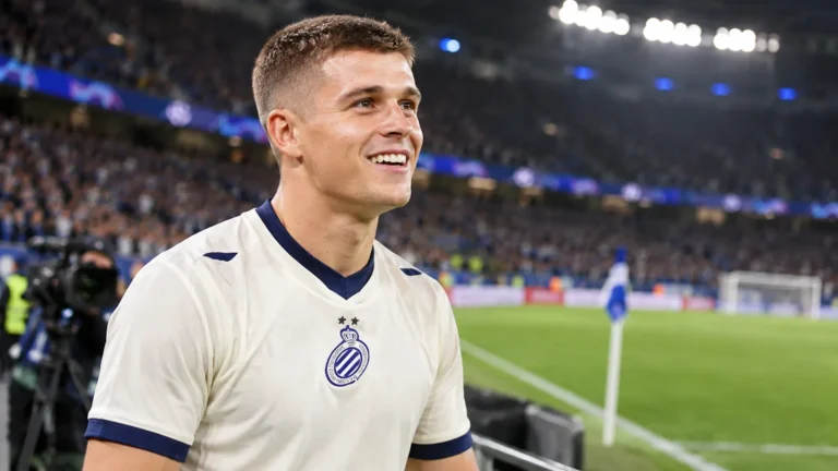 Nicolo Tresoldi van Club Brugge staat ontspannen aan de rand van het veld.