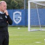 Jess Thorup van KRC Genk kijkt naast een doel naar de voorbereiding op strafschoppen.