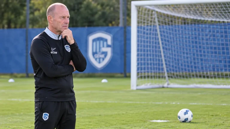 Jess Thorup van KRC Genk kijkt naast een doel naar de voorbereiding op strafschoppen.