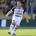 Joedrick Pupe van STVV in wit-zwart tenue tijdens een wedstrijd.