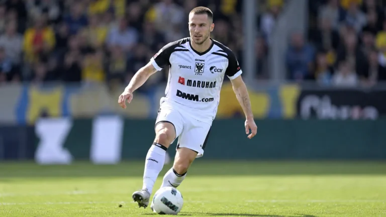 Joedrick Pupe van STVV in wit-zwart tenue tijdens een wedstrijd.
