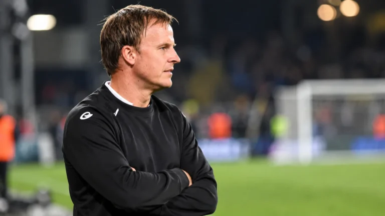 Vincent Euvrard in een zwart trainingsbovenstuk langs de zijlijn na een wedstrijd.