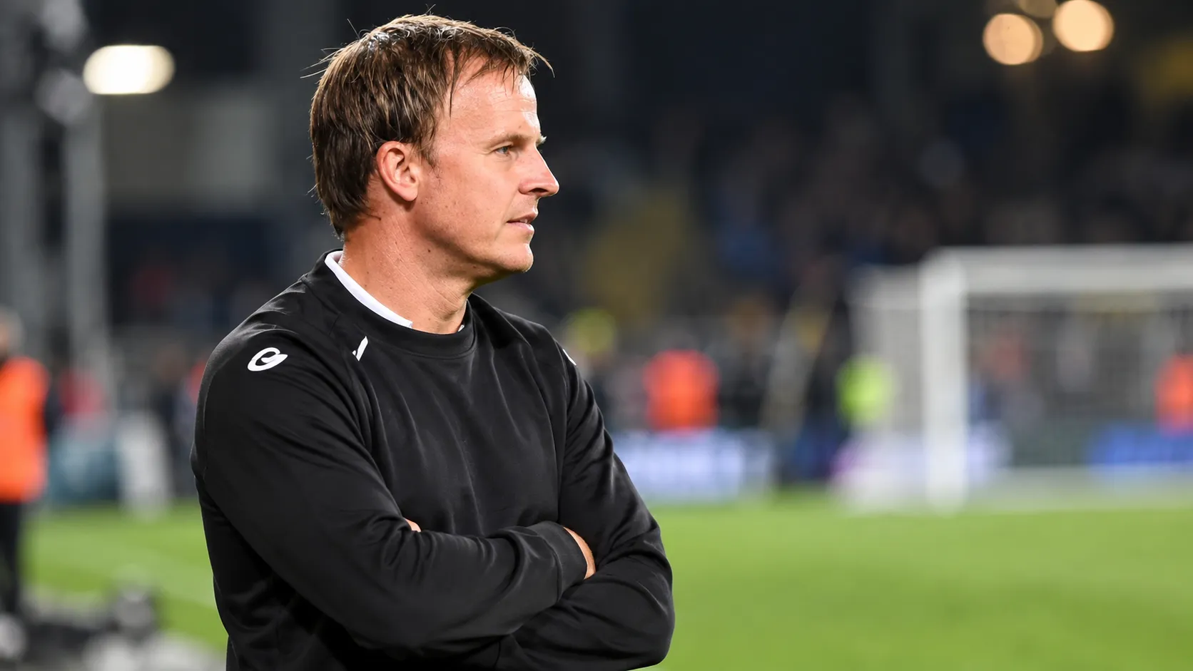 Vincent Euvrard in een zwart trainingsbovenstuk langs de zijlijn na een wedstrijd.