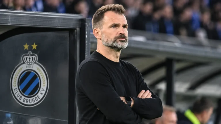 Ivan Leko observeert het veld vanaf de zijlijn, met een Club Brugge-embleem op de dug-out.