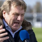 Johan Boskamp spreekt tijdens een neutraal voetbalinterview in een donkere parka.