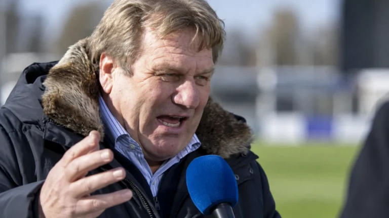 Johan Boskamp spreekt tijdens een neutraal voetbalinterview in een donkere parka.
