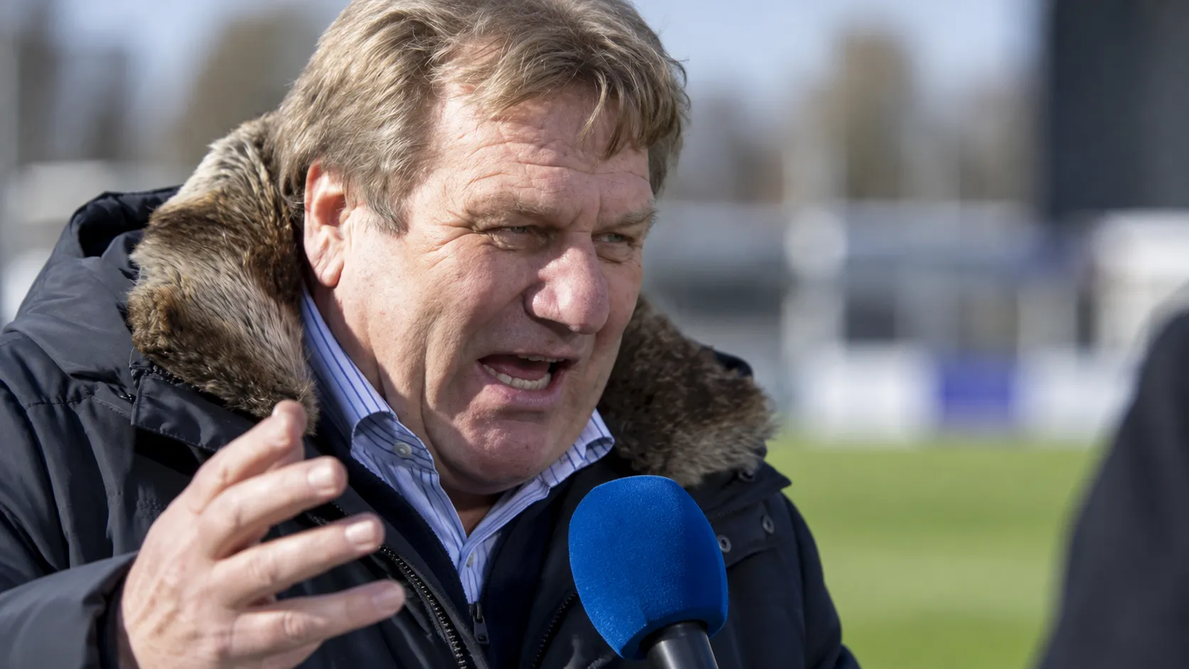 Johan Boskamp spreekt tijdens een neutraal voetbalinterview in een donkere parka.