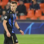 Gerard Vandeplas in een donker voetbaltenue op het veld.