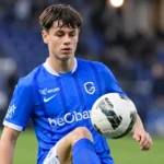 Een speler van KRC Genk warmt op in blauw wedstrijdtenue voor een bekerwedstrijd.