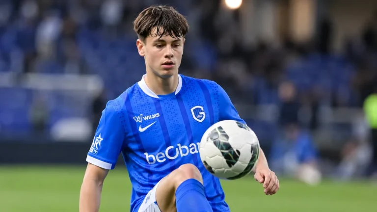 Een speler van KRC Genk warmt op in blauw wedstrijdtenue voor een bekerwedstrijd.