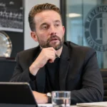Dévy Rigaux in een kantooromgeving bij Feyenoord.