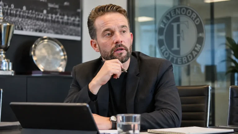 Dévy Rigaux in een kantooromgeving bij Feyenoord.