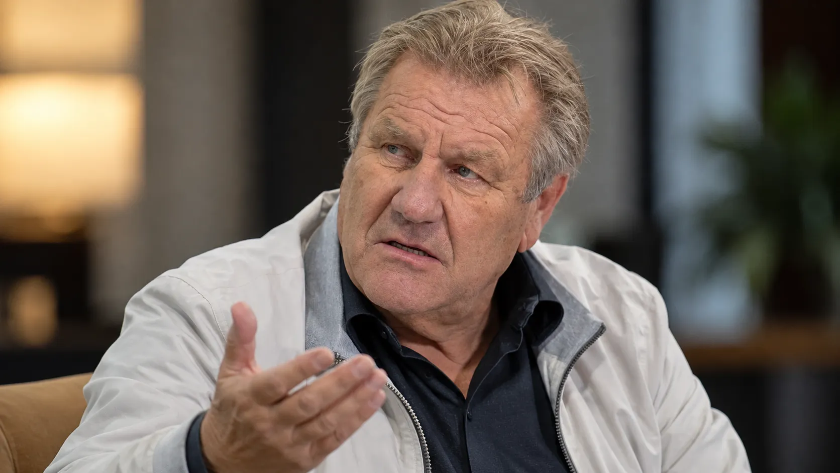 Johan Boskamp tijdens een rustig interviewmoment in een neutrale binnenruimte.