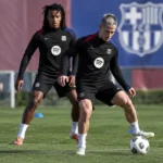 Barcelona-spelers tijdens een oefening op het trainingsveld.