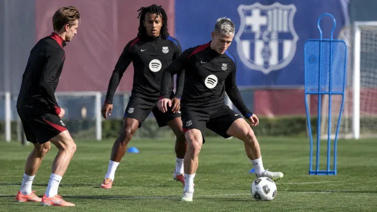 Barcelona-spelers tijdens een oefening op het trainingsveld.
