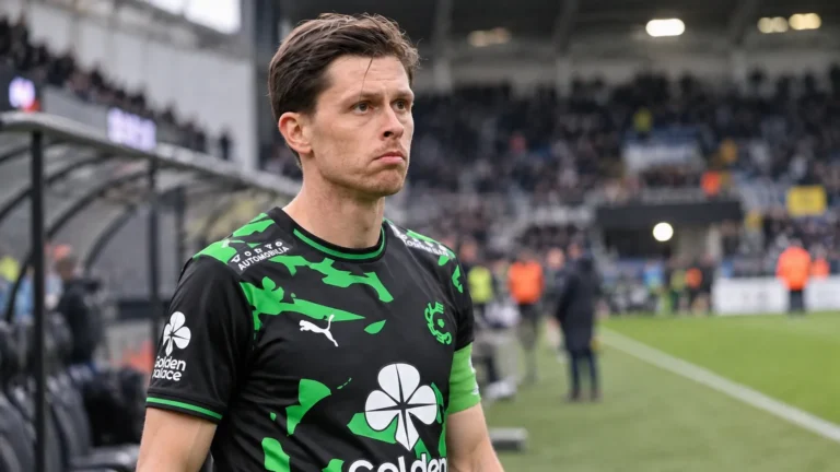 Hannes Van der Bruggen van Cercle Brugge staat na de wedstrijd aan de rand van het veld.