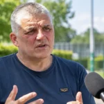 Philippe Albert tijdens een interview in openlucht.