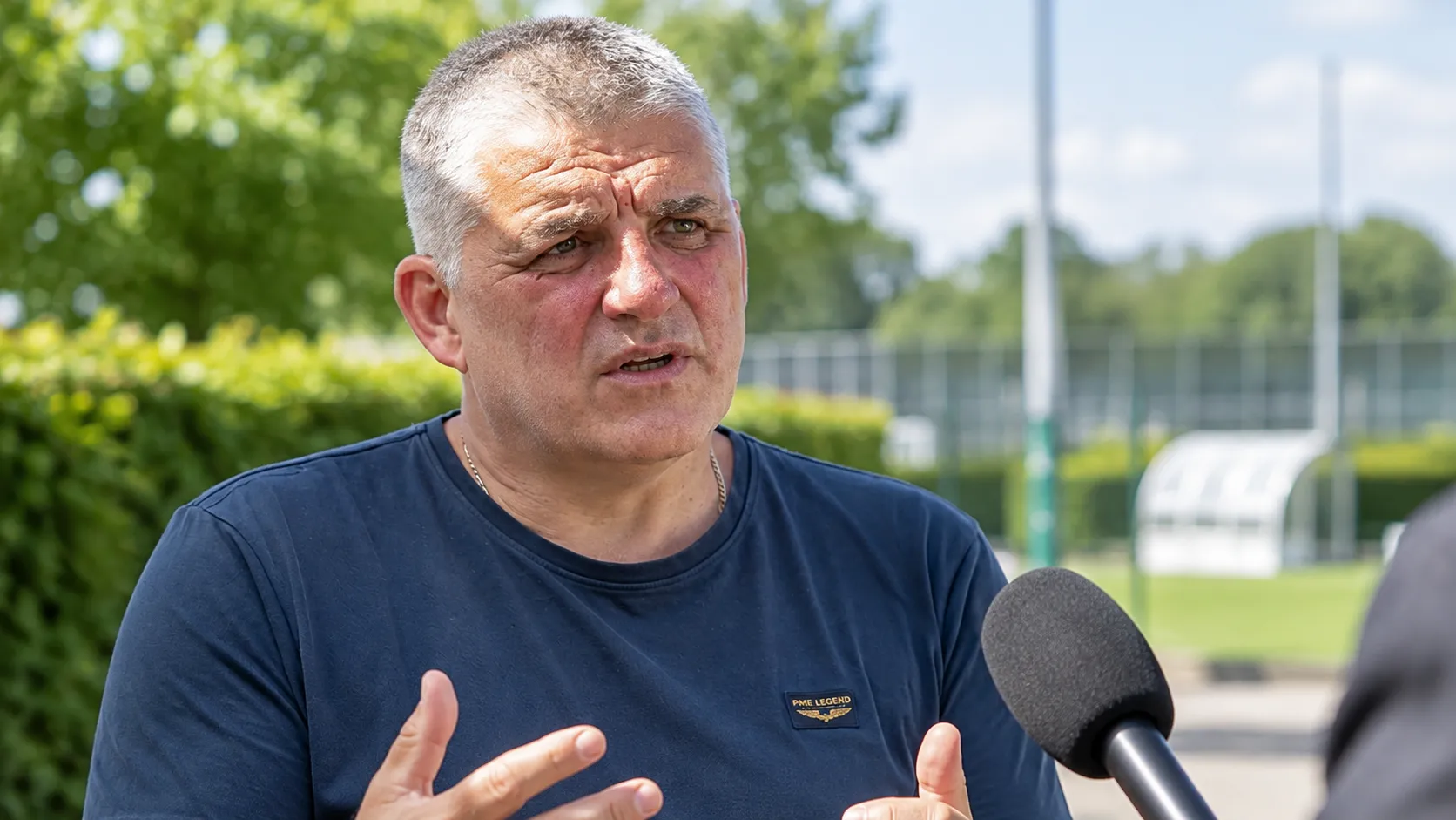 Philippe Albert tijdens een interview in openlucht.