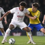 Anosike Ementa van Zulte Waregem in een nieuw duel tijdens een avondwedstrijd.