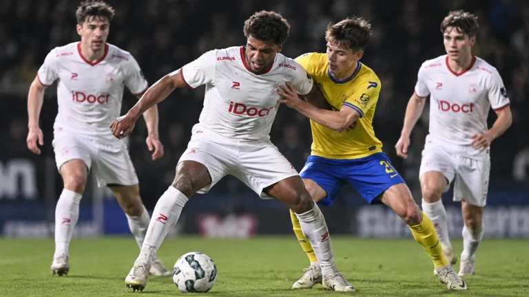 Anosike Ementa van Zulte Waregem in een nieuw duel tijdens een avondwedstrijd.