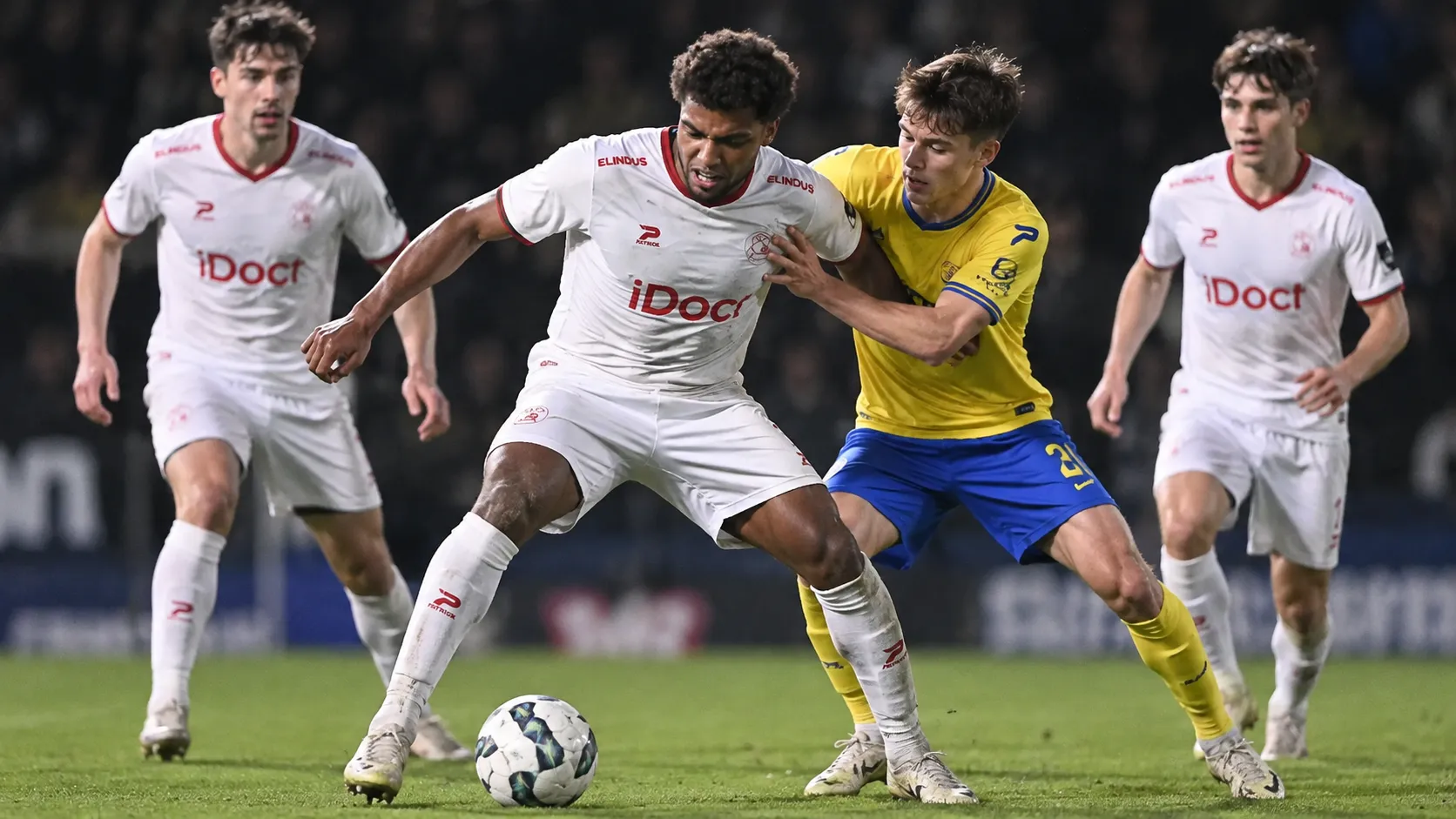 Anosike Ementa van Zulte Waregem in een nieuw duel tijdens een avondwedstrijd.