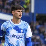 Mike Penders van Chelsea tijdens zijn Premier League-debuut op het veld van Everton.