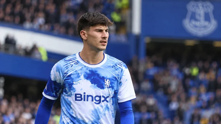 Mike Penders van Chelsea tijdens zijn Premier League-debuut op het veld van Everton.