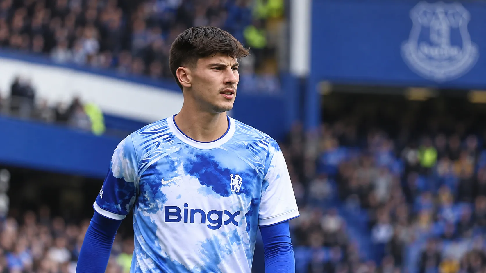 Mike Penders van Chelsea tijdens zijn Premier League-debuut op het veld van Everton.