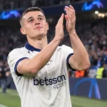 Nicolò Tresoldi applaudisseert in het stadion na een wedstrijd voor Club Brugge.