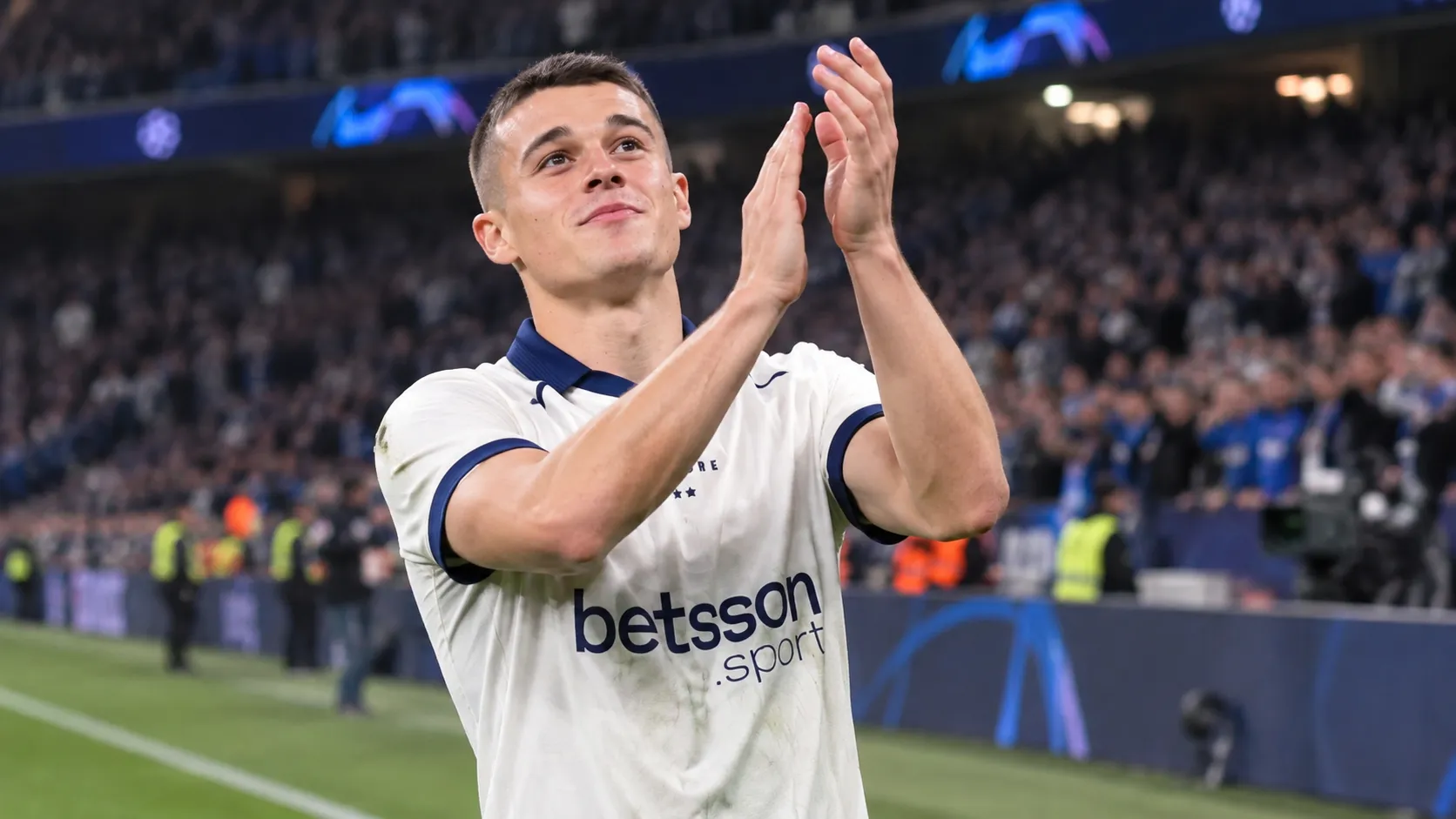 Nicolò Tresoldi applaudisseert in het stadion na een wedstrijd voor Club Brugge.
