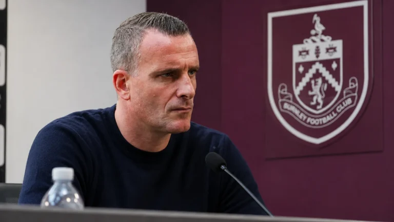 Nicky Hayen tijdens een persmoment na een wedstrijd van Burnley.