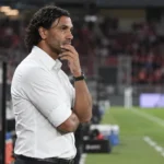 Marvin Compper staat geconcentreerd in de technische zone van een voetbalstadion.