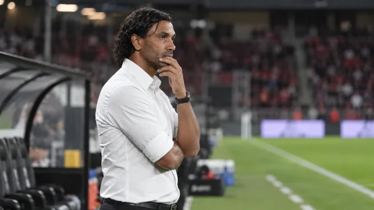 Marvin Compper staat geconcentreerd in de technische zone van een voetbalstadion.