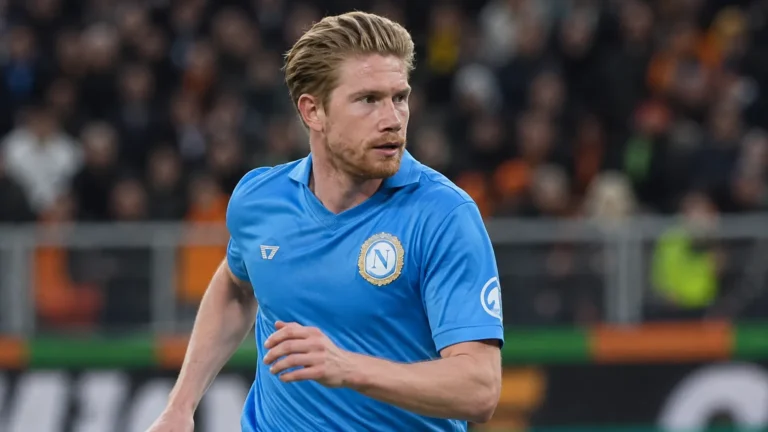 Kevin De Bruyne in Napoli-tenue tijdens een wedstrijdmoment.