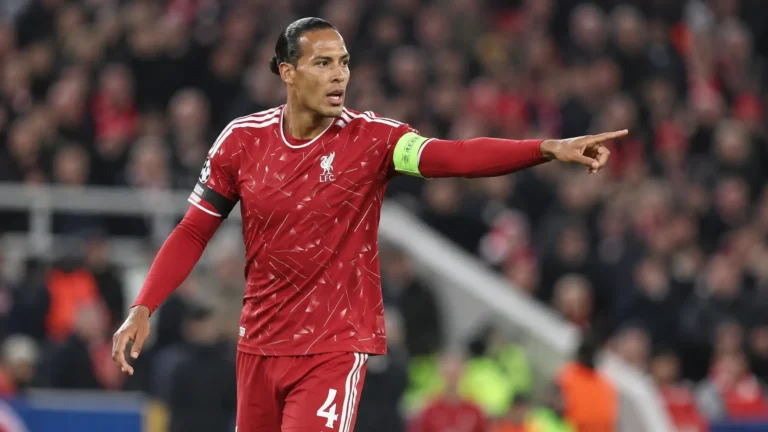 Virgil van Dijk in Liverpool-tenue met de aanvoerdersband tijdens een wedstrijd.