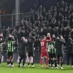 Cercle Brugge-spelers bedanken hun supporters langs het veld na een bekermatch.