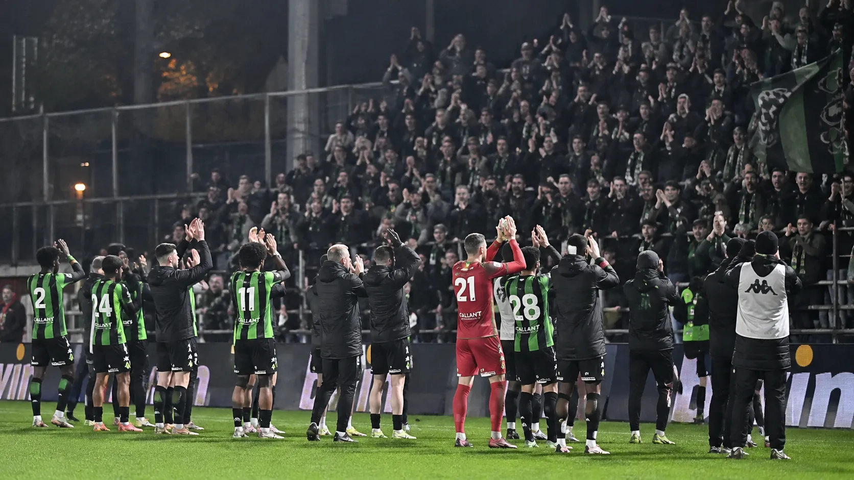 Cercle Brugge-spelers bedanken hun supporters langs het veld na een bekermatch.