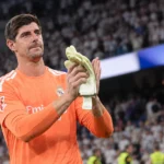 Thibaut Courtois applaudisseert in het doelmanstenue van Real Madrid.