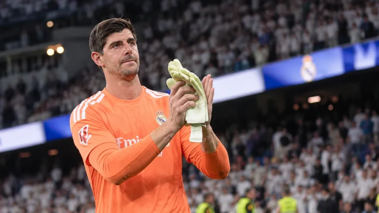 Thibaut Courtois applaudisseert in het doelmanstenue van Real Madrid.
