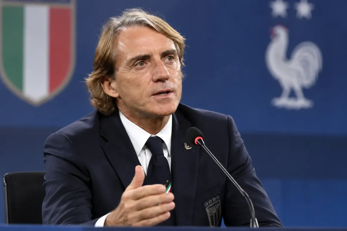 Roberto Mancini spreekt in een persconferentiezaal in zijn donkere Italiaanse bondscoachpak.