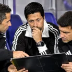 Een groep Anderlecht-stafleden bereidt zich voor in de dug-out.