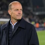 Jess Thorup staat na een bekerwedstrijd geconcentreerd langs de zijlijn.
