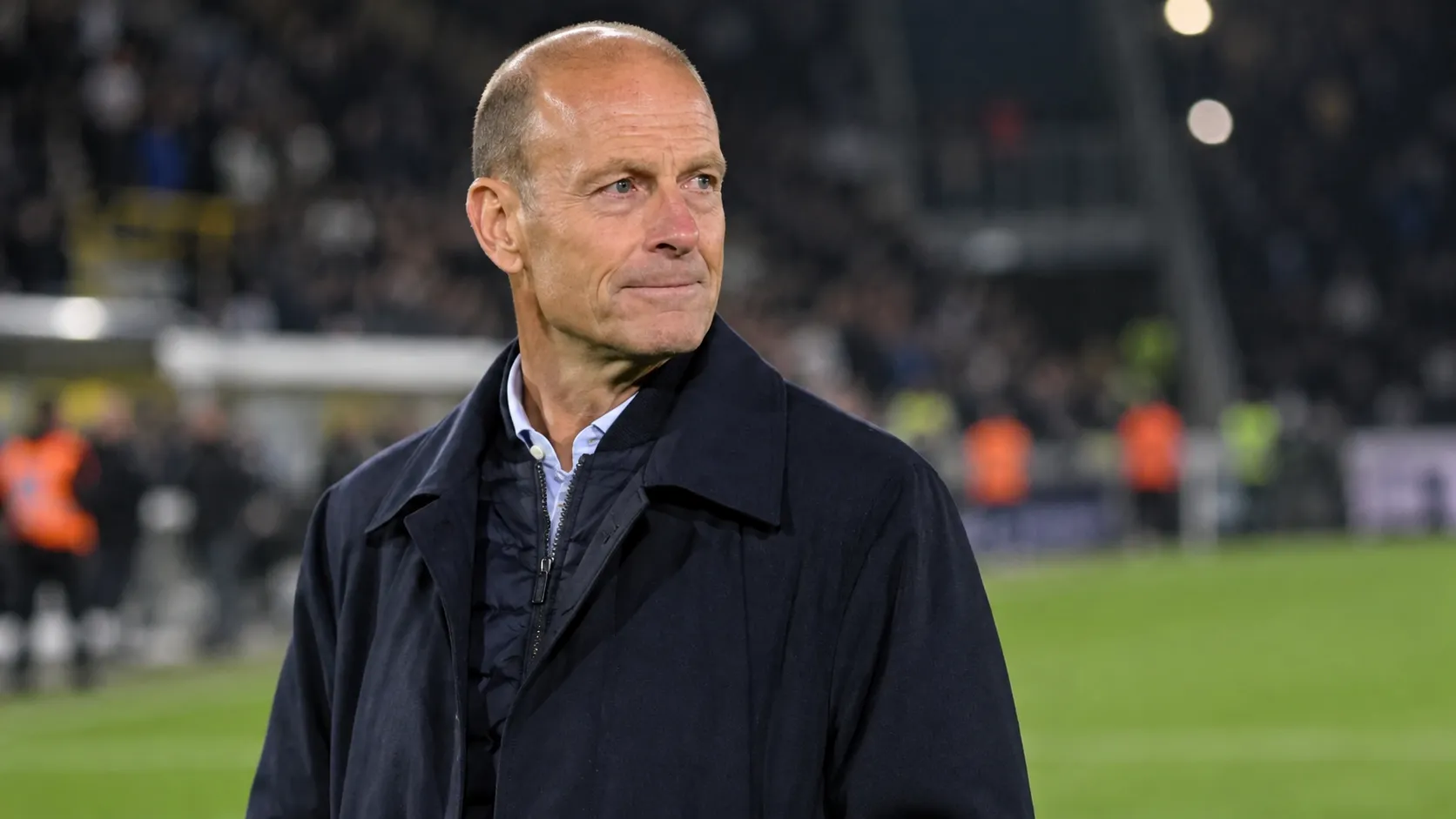 Jess Thorup staat na een bekerwedstrijd geconcentreerd langs de zijlijn.