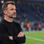 Ivan Leko staat als coach langs de zijlijn van een voetbalstadion.