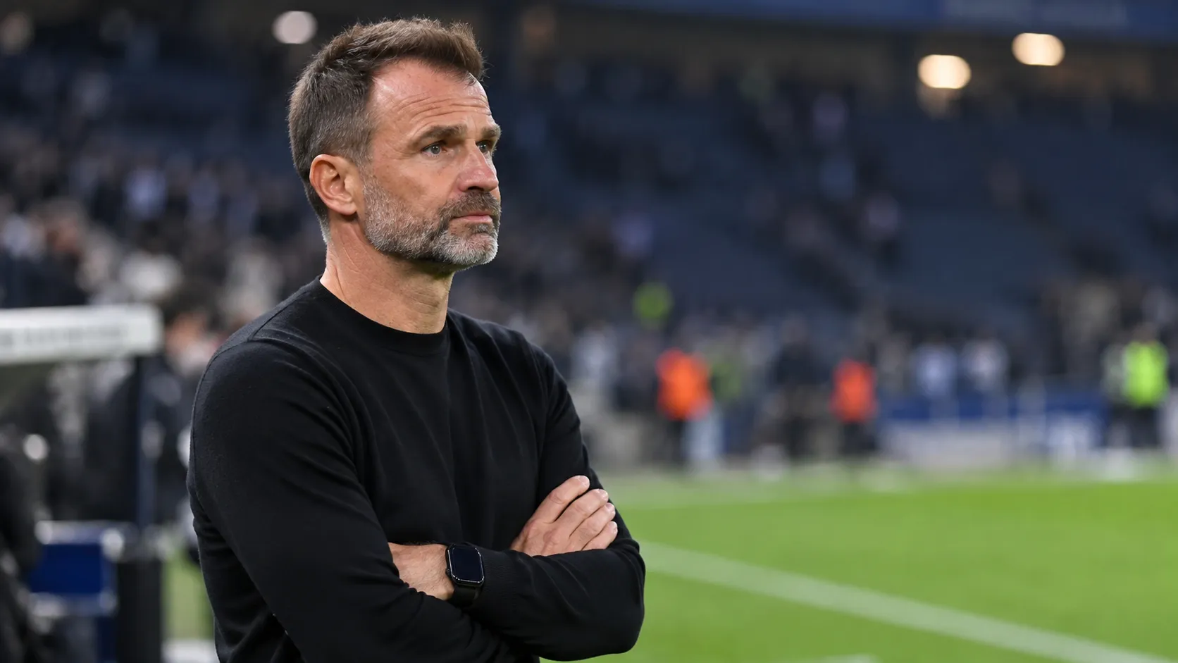 Ivan Leko staat als coach langs de zijlijn van een voetbalstadion.
