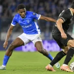 Josué Kongolo van KRC Genk zet aan met de bal tijdens een wedstrijdactie.