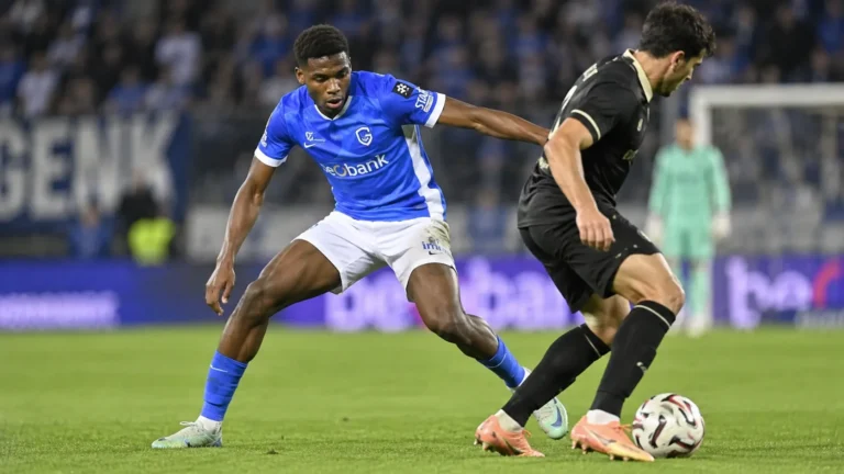 Josué Kongolo van KRC Genk zet aan met de bal tijdens een wedstrijdactie.