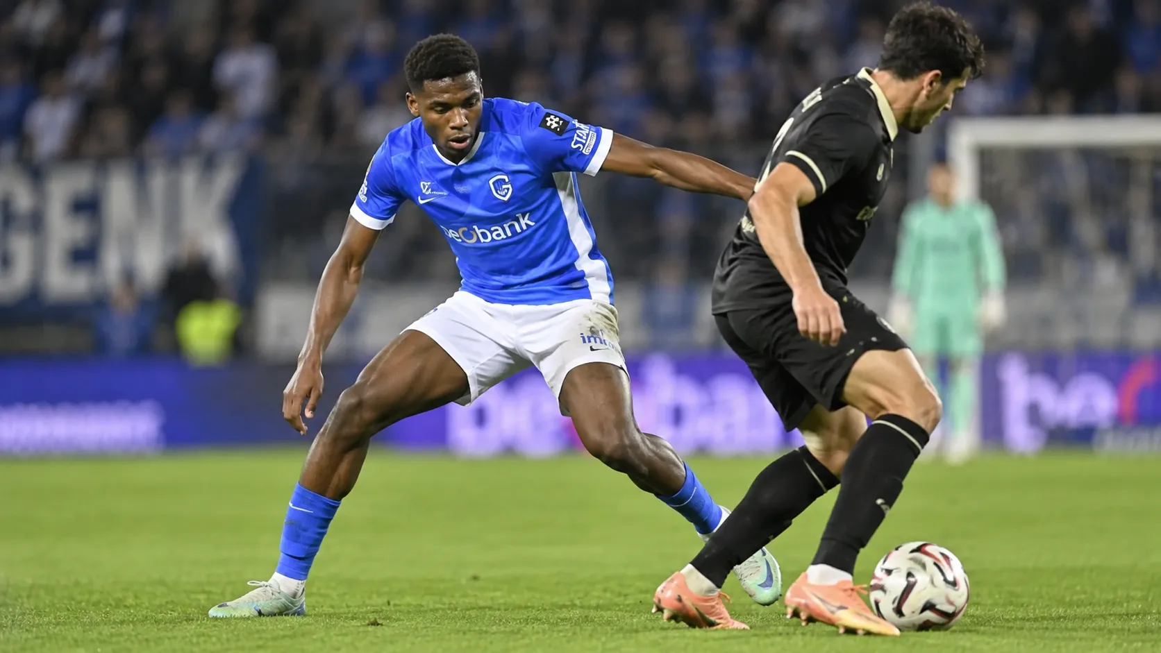Josué Kongolo van KRC Genk zet aan met de bal tijdens een wedstrijdactie.