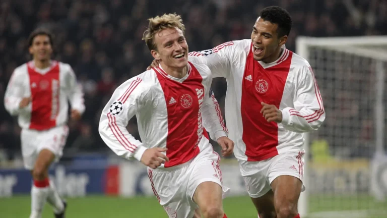 Nicolae Mitea in actie in het Ajax-tenue tijdens een historische wedstrijd.