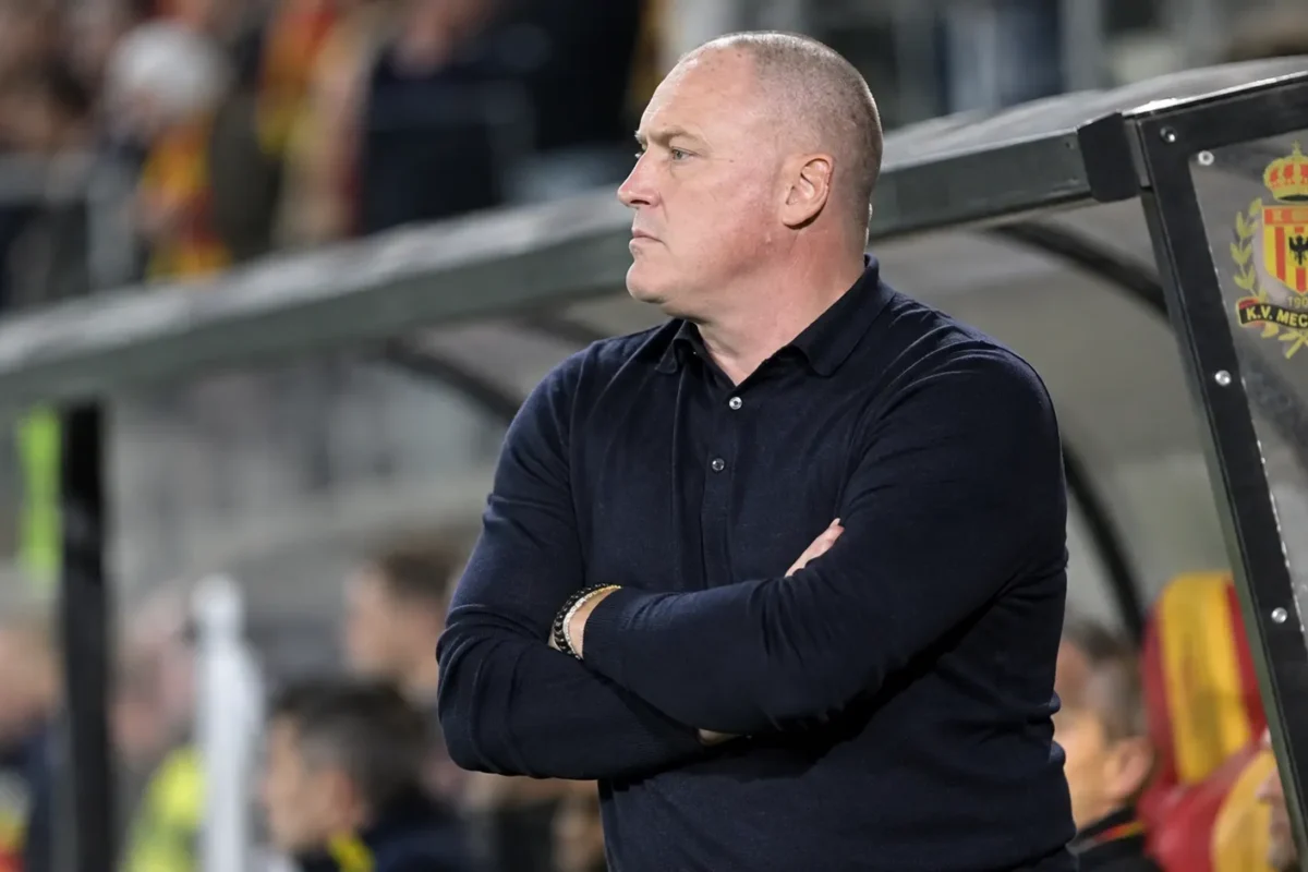 Fredrik Vanderbiest langs de zijlijn bij een dug-out van KV Mechelen.
